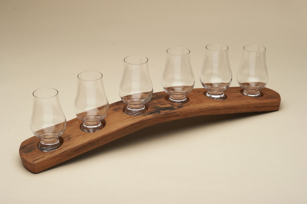 Velbrukte fatstaver fra godt brukte whiskyfat, omgjort til serveringsstaver.
Passer for Glencairn Whiskyglass og vannmugge.