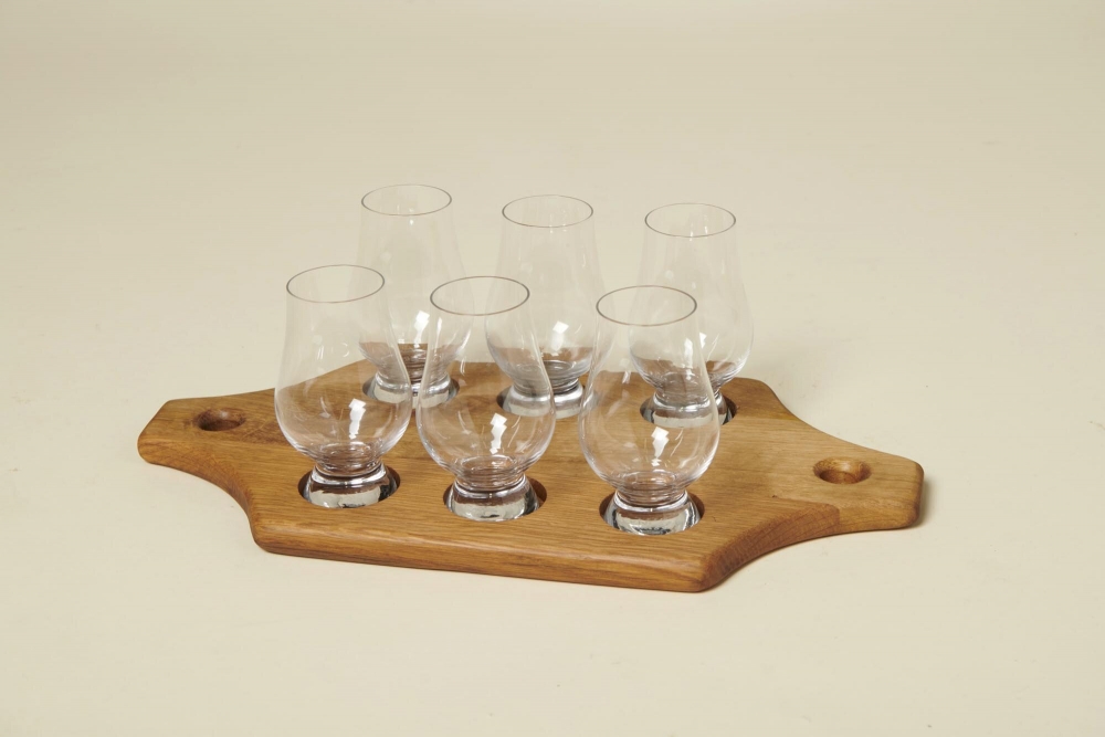 Velbrukte fatstaver fra godt brukte whiskyfat, omgjort til serveringsstaver.
Passer for Glencairn Whiskyglass og vannmugge.
